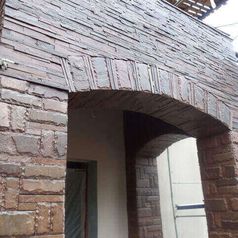 Элементы фасада, покрытые натуральным камнем и защитным слоем.